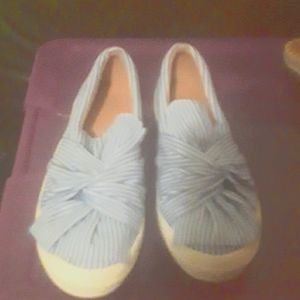 I am selling shoes